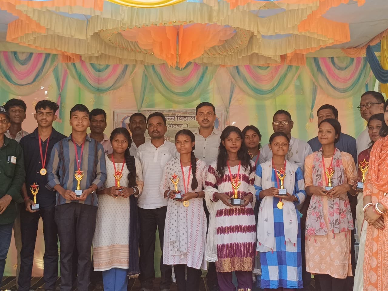 East Singhbhum News : अनुशासन और संस्कार सिखाते हैं शिक्षक : भरत सरदार