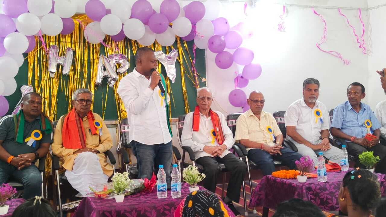 East Singhbhum News : हमें अंधकार से प्रकाश में लाते हैं गुरु : सोमेश सोरेन