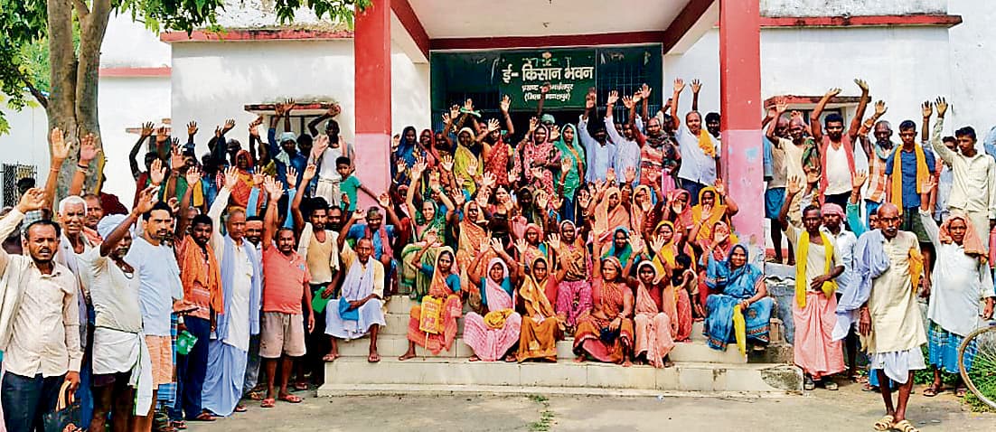 Bhagalpur news जीआर राशि से वंचित बाढ़ पीड़ितों का प्रखंड मुख्यालय पर किया हंगामा