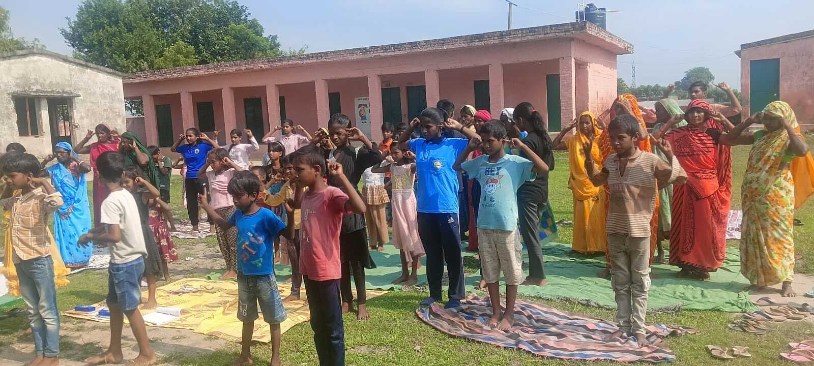 मिशन फाउंडेशन संस्था के योग शिविर में जुटे ग्रामीण और बच्चे