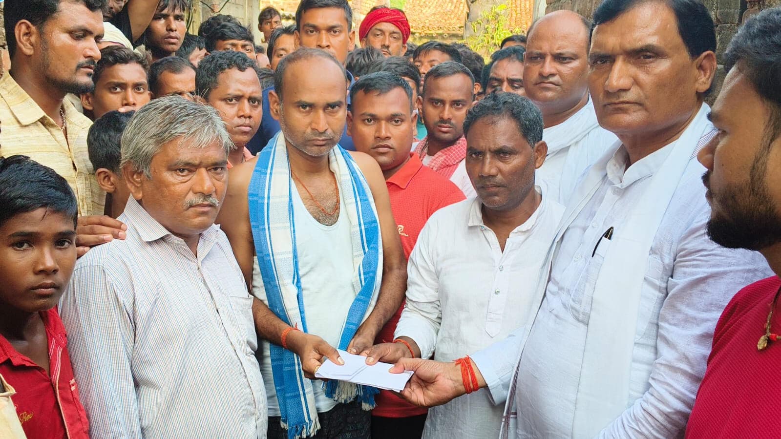 दत्तरौल में शोक संतप्त परिवार से मिले डॉ अनुज, दी मदद