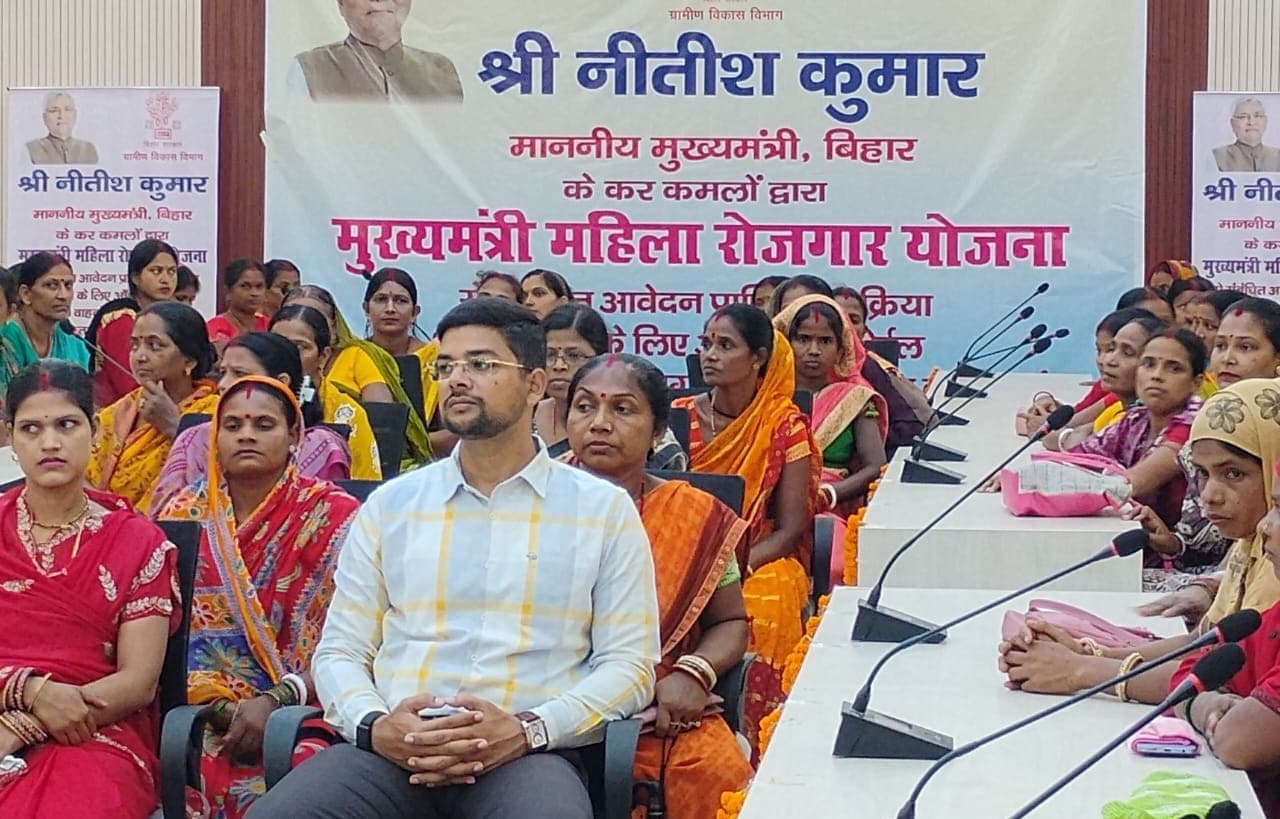 मुख्यमंत्री महिला रोजगार योजना से महिलाएं होंगी आत्मनिर्भर : डीएम