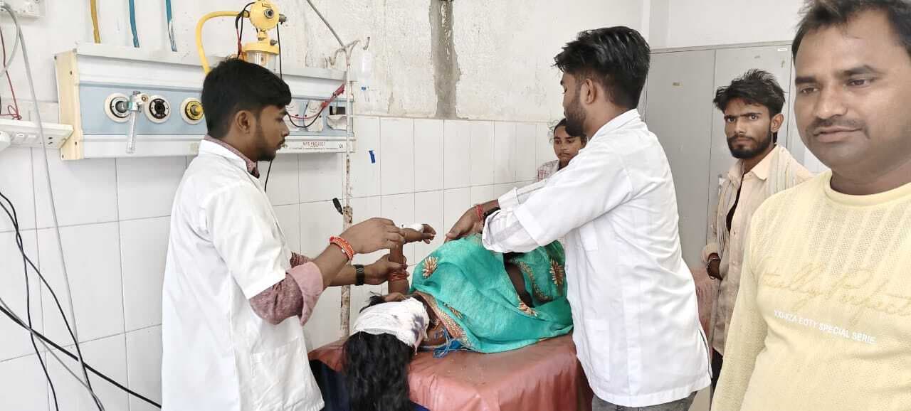 सैंथा के पास बाइक से गिरकर महिला घायल