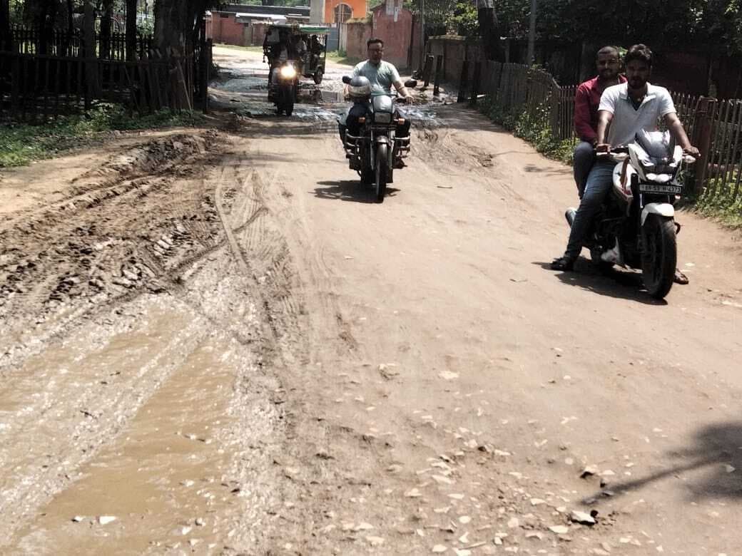 किऊल रेलवे रोड पर बने गड्ढे से लोगों को परेशानी