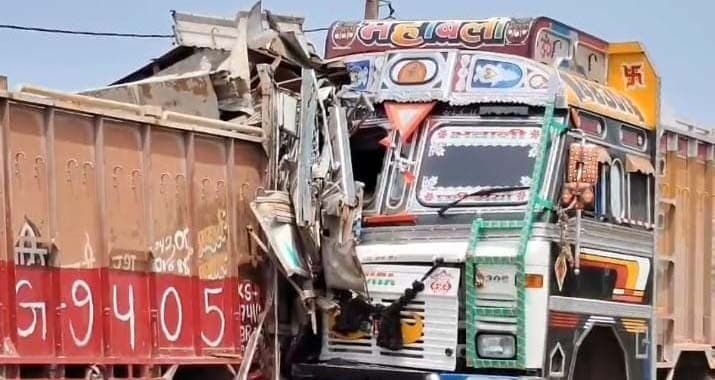 दो ट्रकों की टक्कर में चालक व दो उपचालक जख्मी