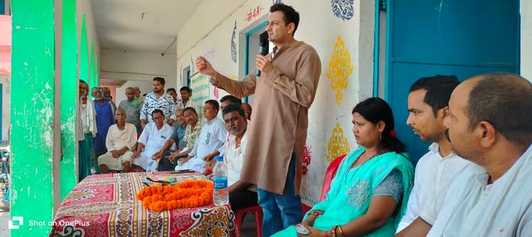 विधायक ने उटेशरा मध्य विद्यालय प्रांगण में कला मंच की रखी आधारशिला