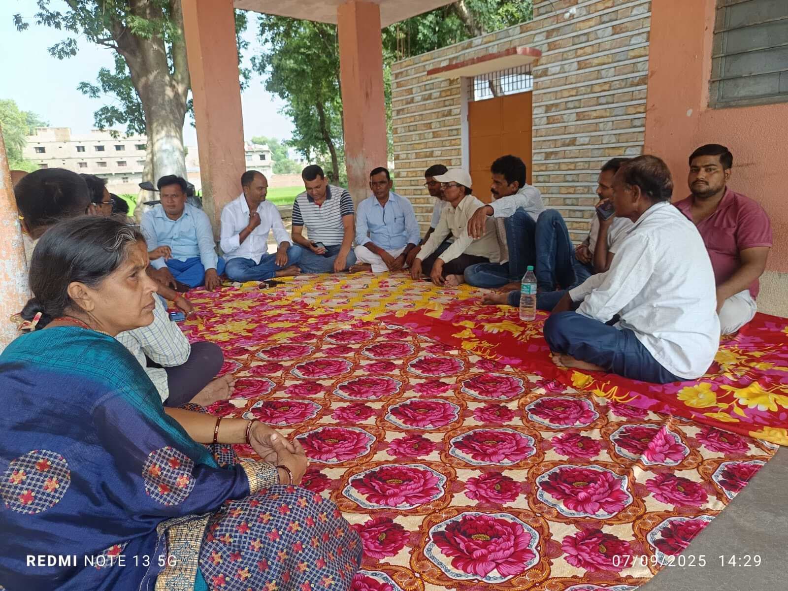 बैठक के बाद शिक्षक संघ ने मांगों को ले डीएम-डीईओ को सौंपा ज्ञापन