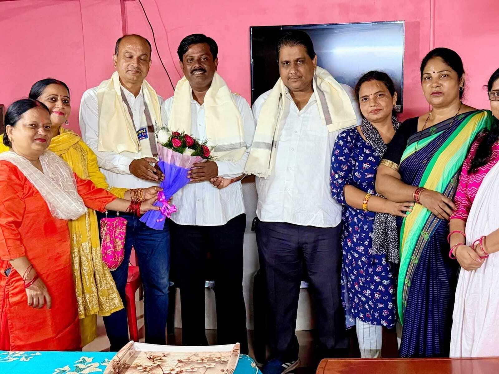 Jamshedpur news. क्षत्रिय समाज की महिलाओं ने किया दिनेश, अमन और अनीश का अभिनंदन