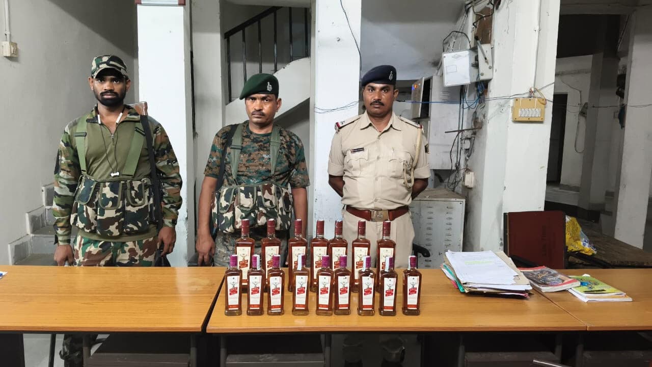 शराब के साथ पांच धंधेबाज गिरफ्तार, मोबाइल व एक बाइक जब्त