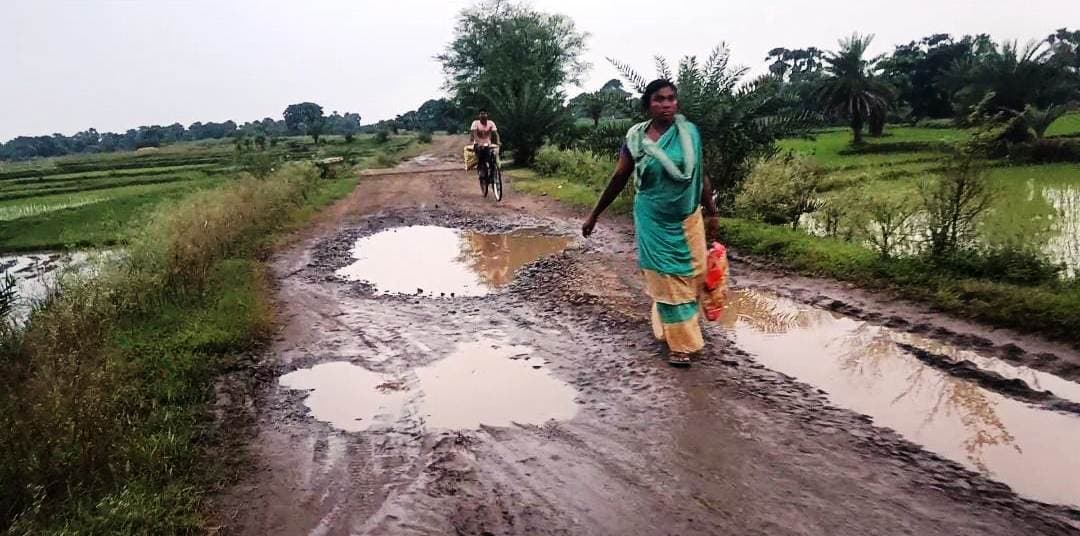 तेगुड़िया से पलासी होते हुए जाने वाली सड़क पूरी तरह गड्ढे में तब्दील