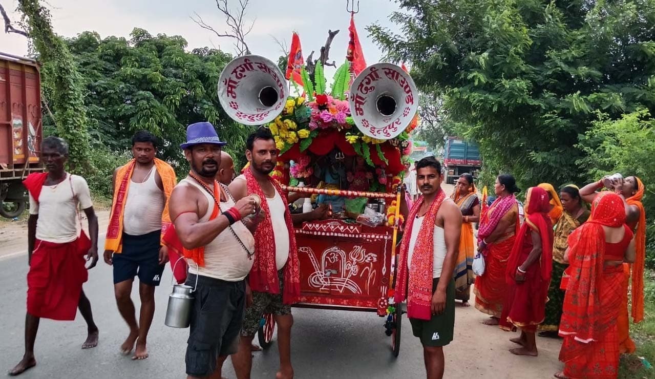 इंदूपुर से देवघर के लिए निकली पैदल रथ यात्रा, 12वीं वर्षगांठ पर भक्तिमय माहौल