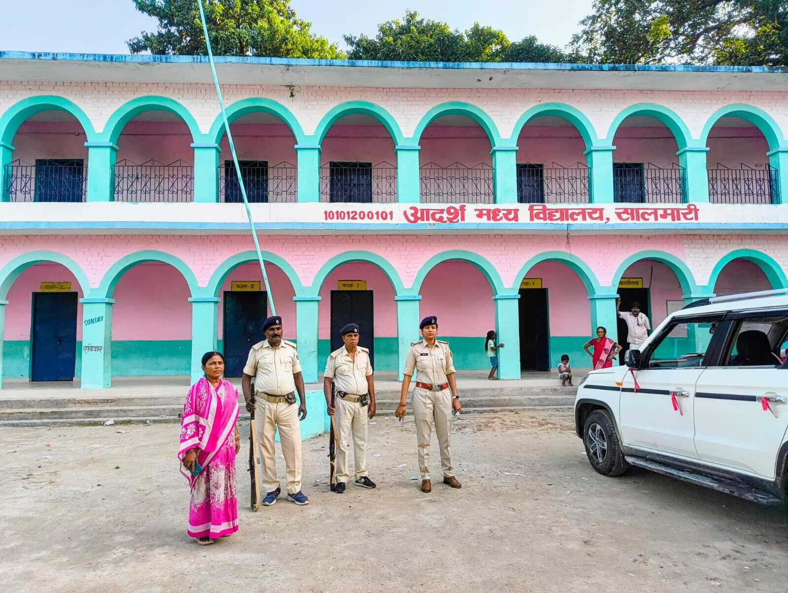 सालमारी पुलिस ने कई मतदान केंद्रों का लिया जायजा