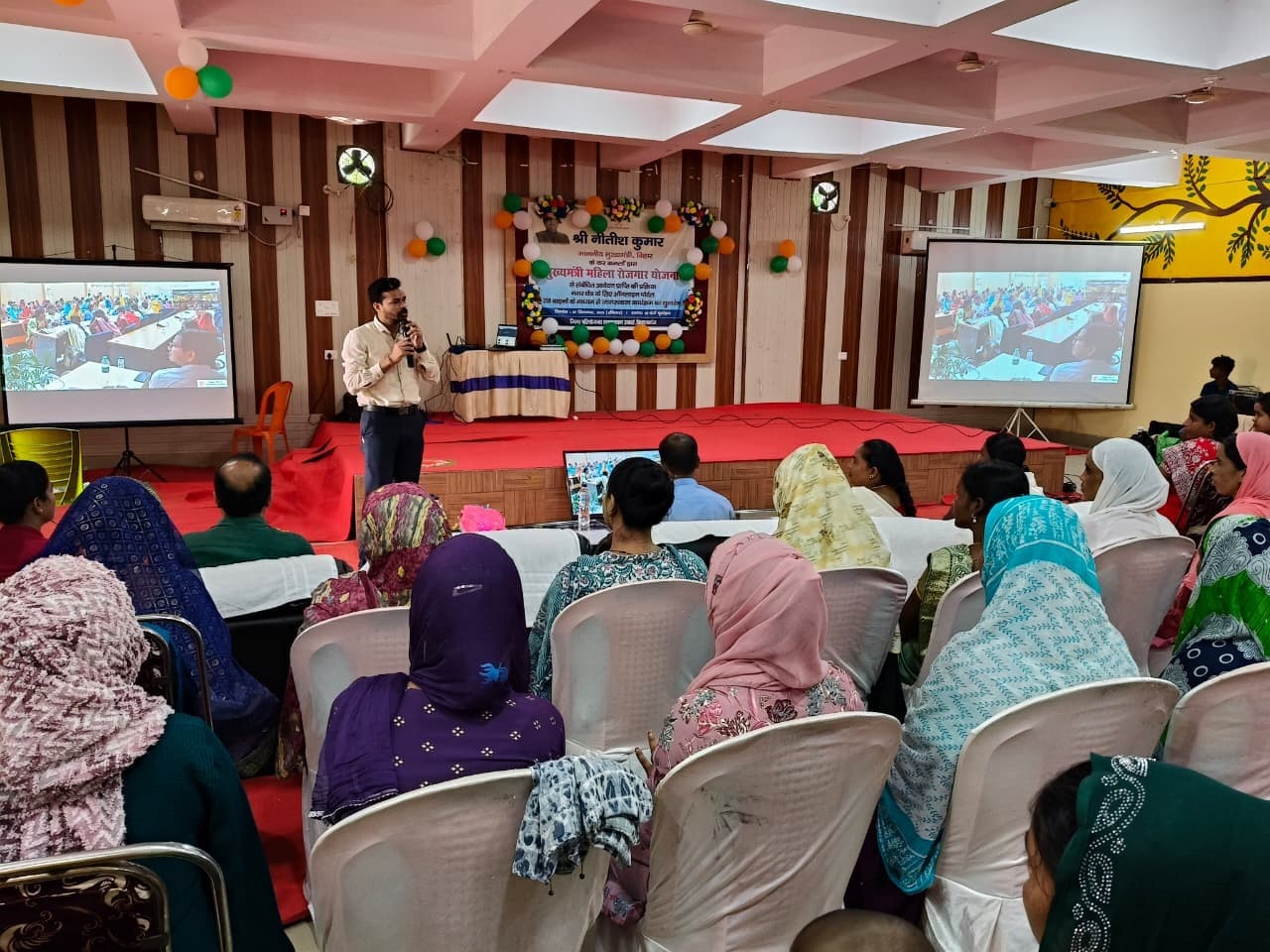 मुख्यमंत्री महिला रोजगार योजना कार्यक्रम में जीविका दीदियों ने लिया भाग