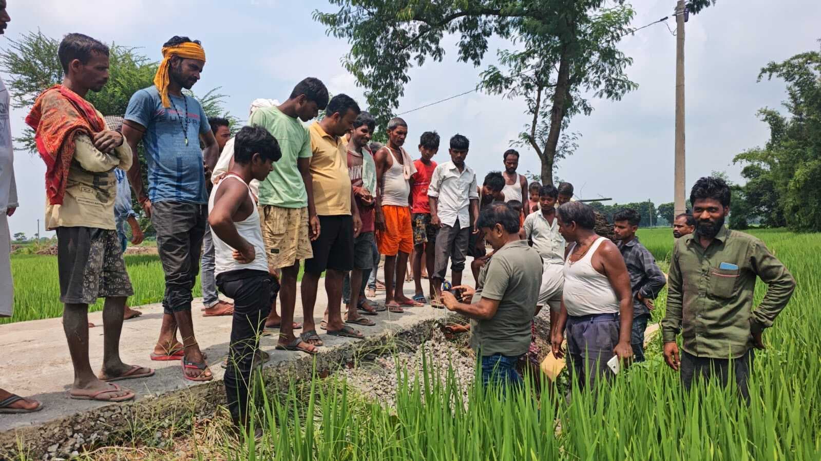 14.50 लाख की योजना- आबादी वाले इलाके में हो ढलाई न कि खेत में, गड़बड़ी होने पर कार्रवाई - बीडीओ