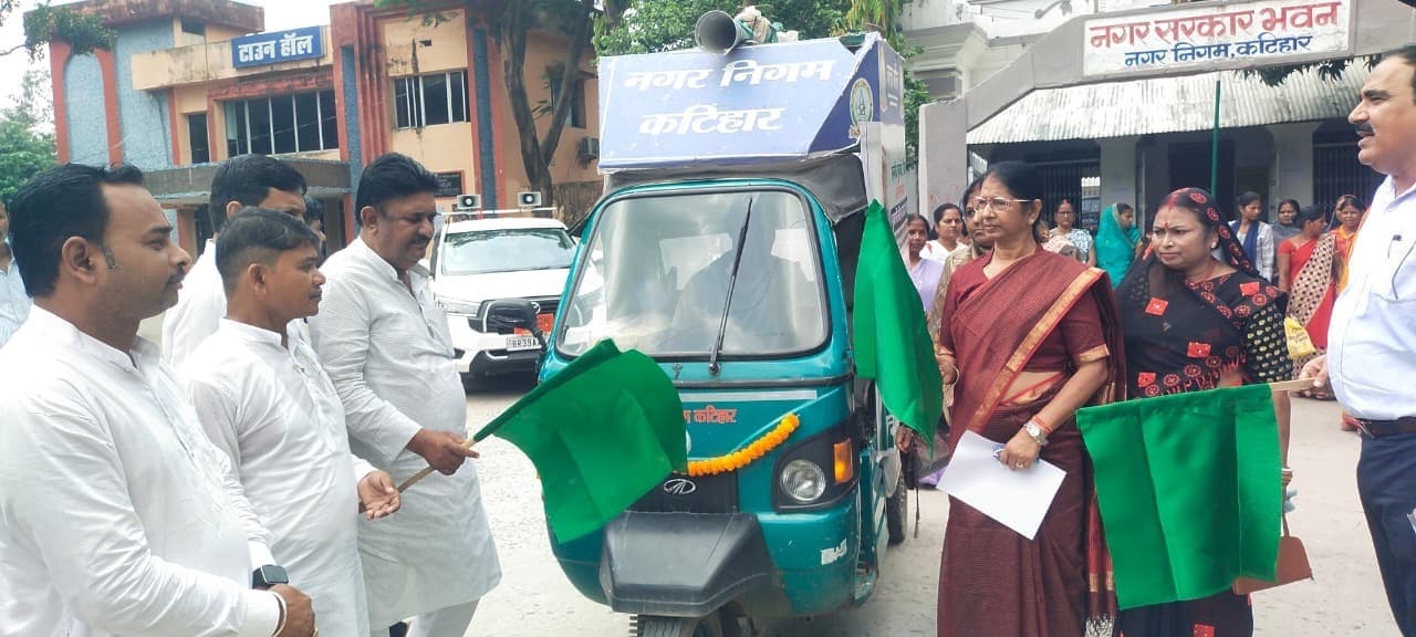 मेयर ने मुख्यमंत्री महिला स्वरोजगार कार्यक्रम प्रचार वाहन को दिखायी हरी झंडी
