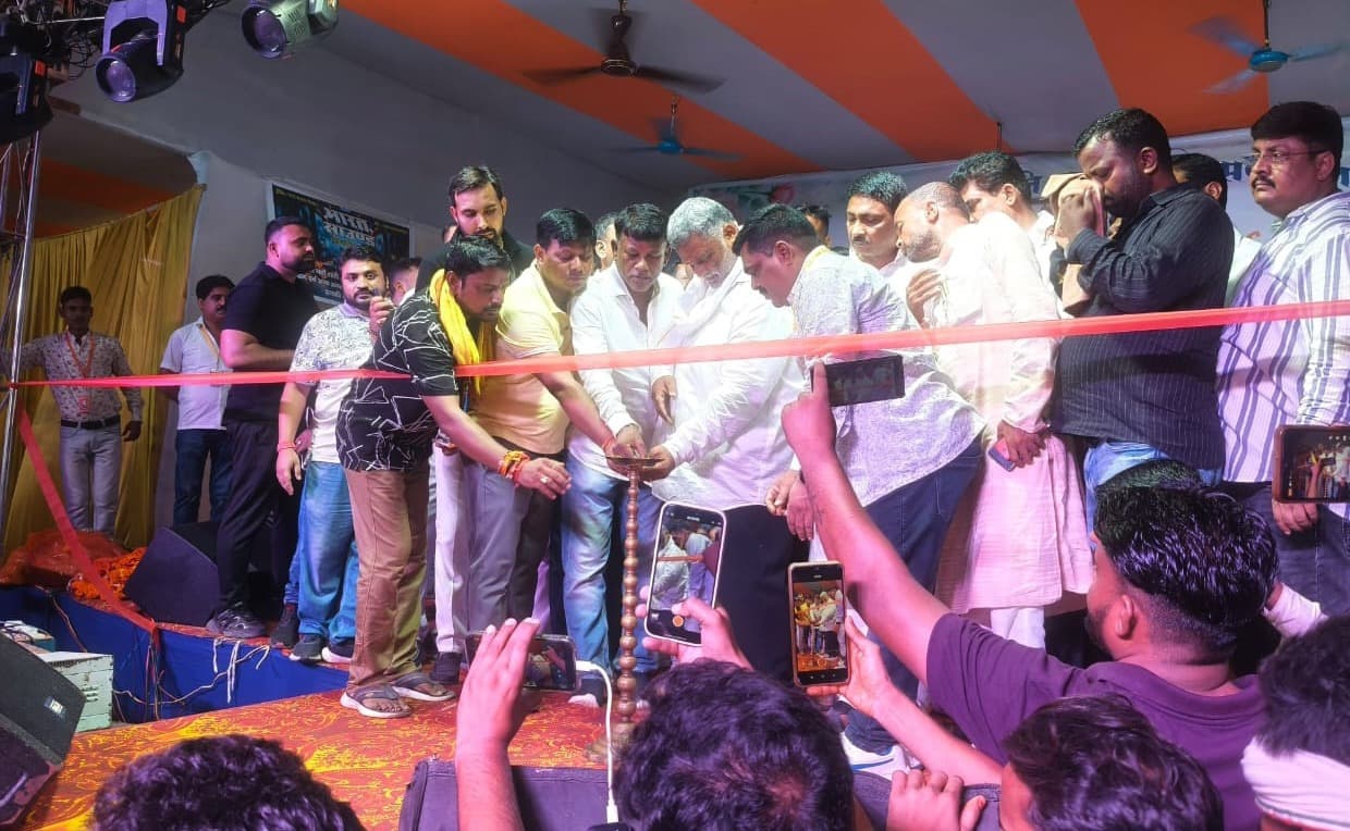 गुलाबबाग में महागणपति महोत्सव के मंच पर भोजपुरी कलाकारों का धमाल