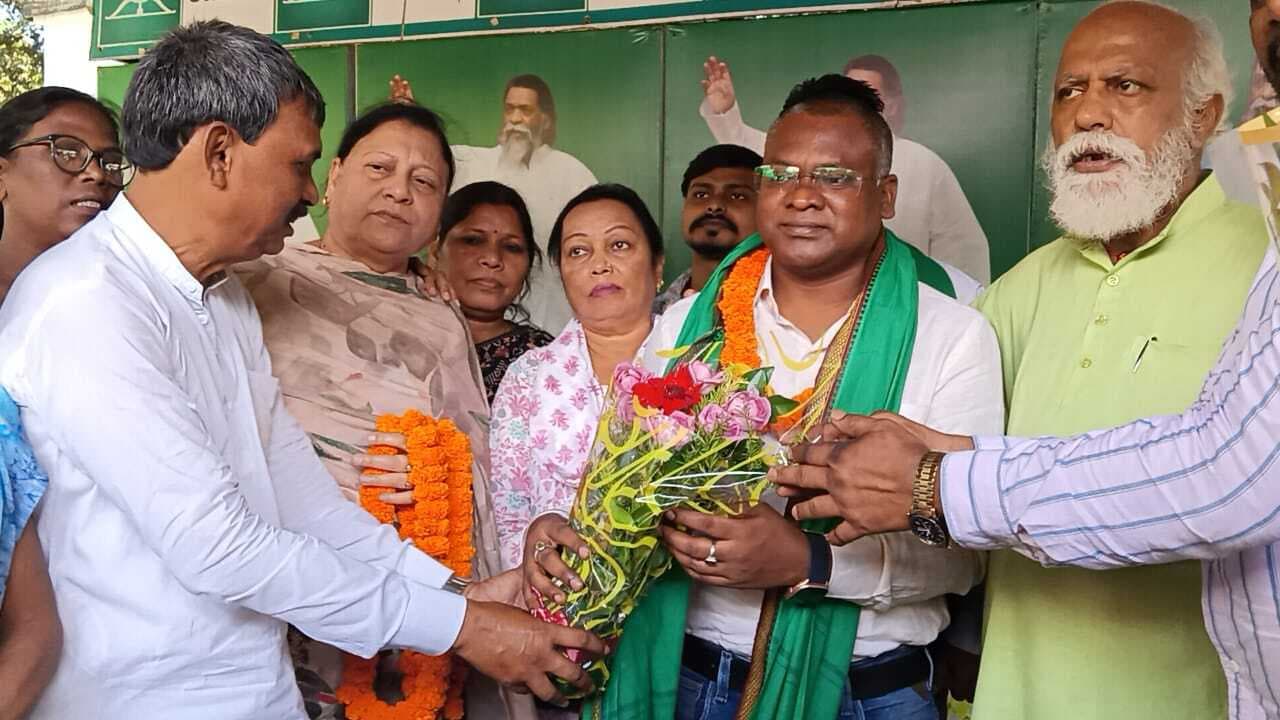 Jamshedpur news. साकची झामुमो जिला संपर्क कार्यालय में सोमेश चंद्र सोरेन को पुष्प देकर स्वागत किया