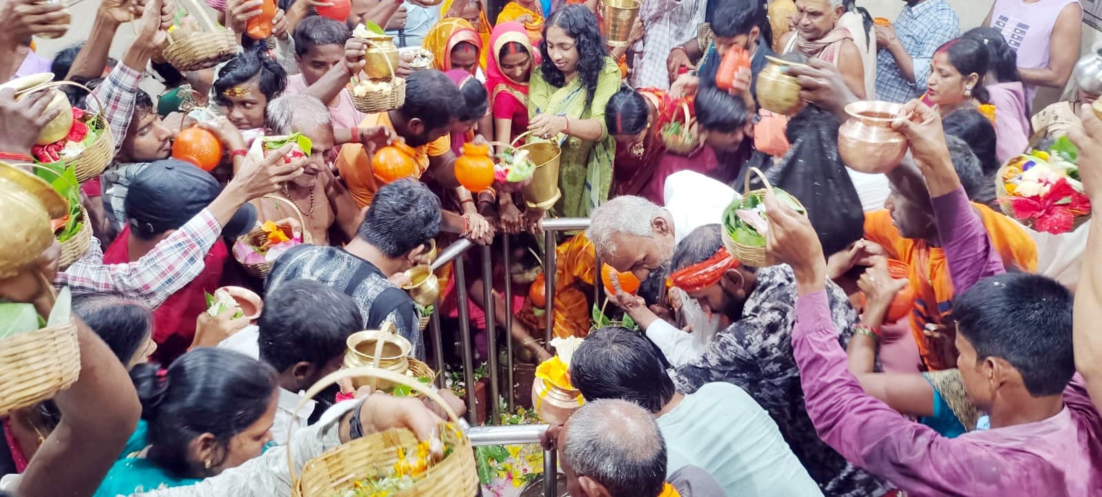 भादो के अंतिम रविवार व पूर्णिमा - हर हर महादेव के साथ डेढ़ लाख श्रद्धांलुओं ने किया बाबा सिंहेश्वरनाथ का जलाभिषेक