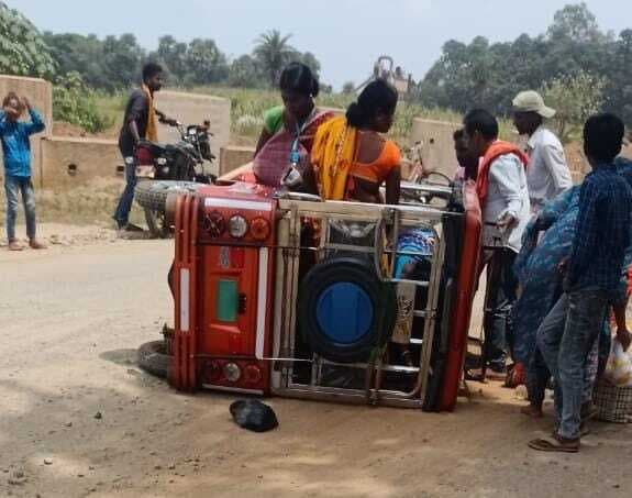 हादसा : यात्रियों से भरा टोटो पलटा, महिला का हाथ टूटा