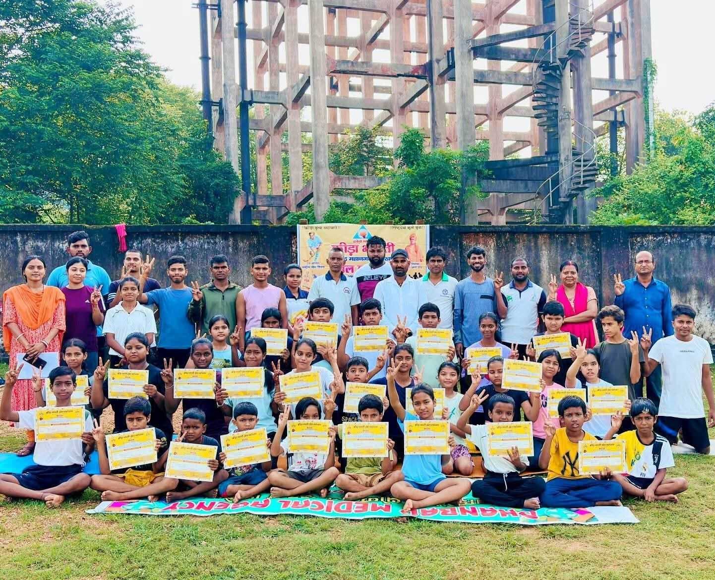 Dhanbad News : योग प्रतियोगिता के समापन पर प्रतिभागियों के बीच सर्टिफिकेट वितरण