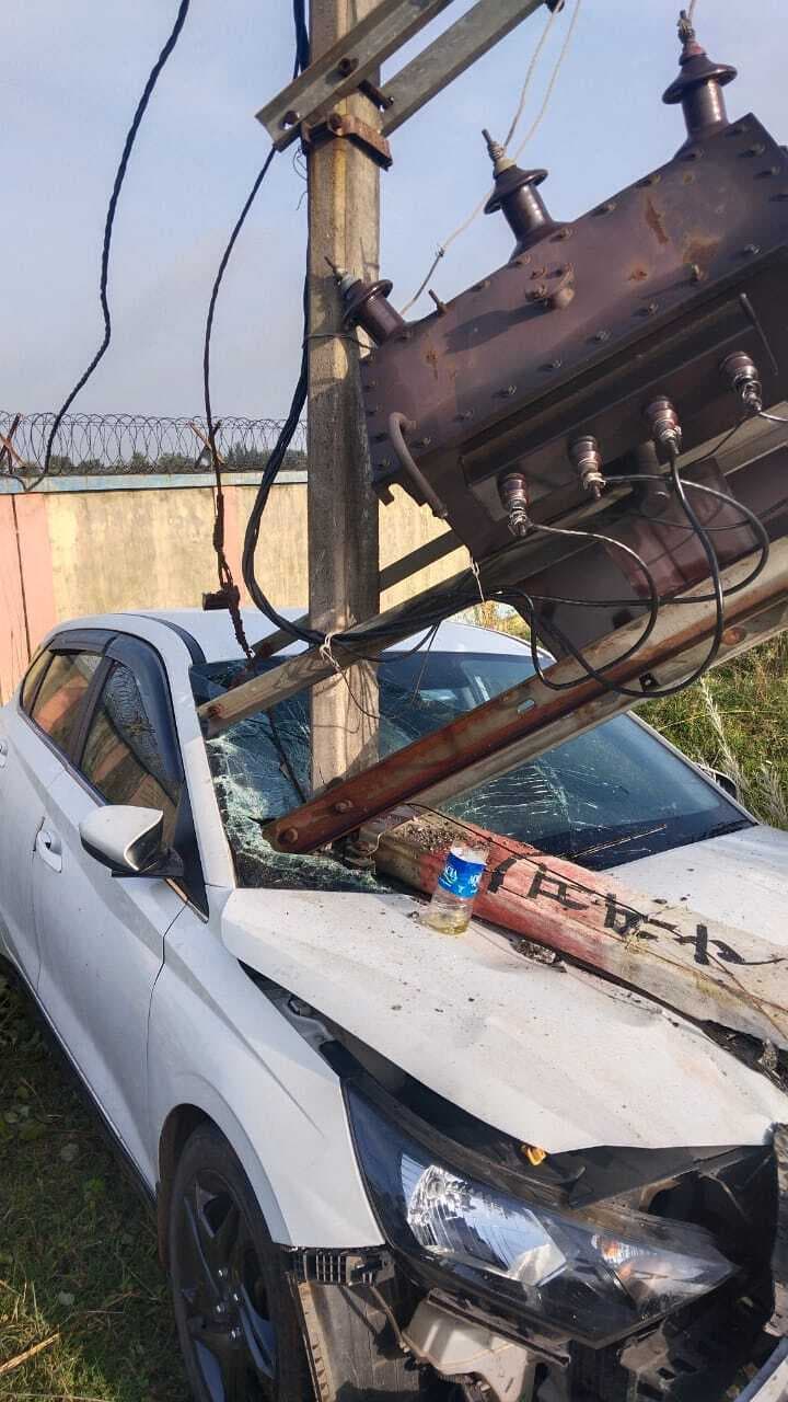 तेज रफ्तार कार बिजली पोल से टकराई, बड़ा हादसा टला