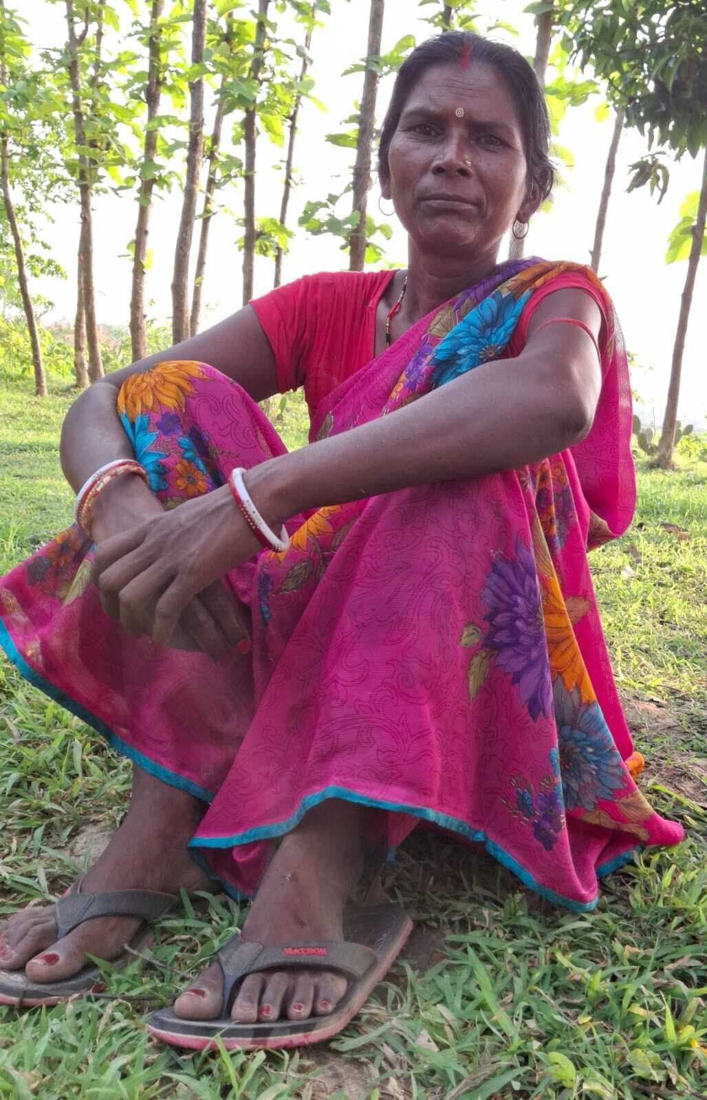 धान डालने के दौरान चलती मशीन के फीता में फंसी महिला की साड़ी, मौत