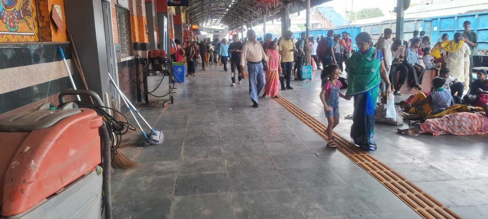 ए ग्रेड रेलवे स्टेशन जमालपुर पर महिला रेलकर्मी हो रही शर्मसार, दिव्यांग बने हैं लाचार