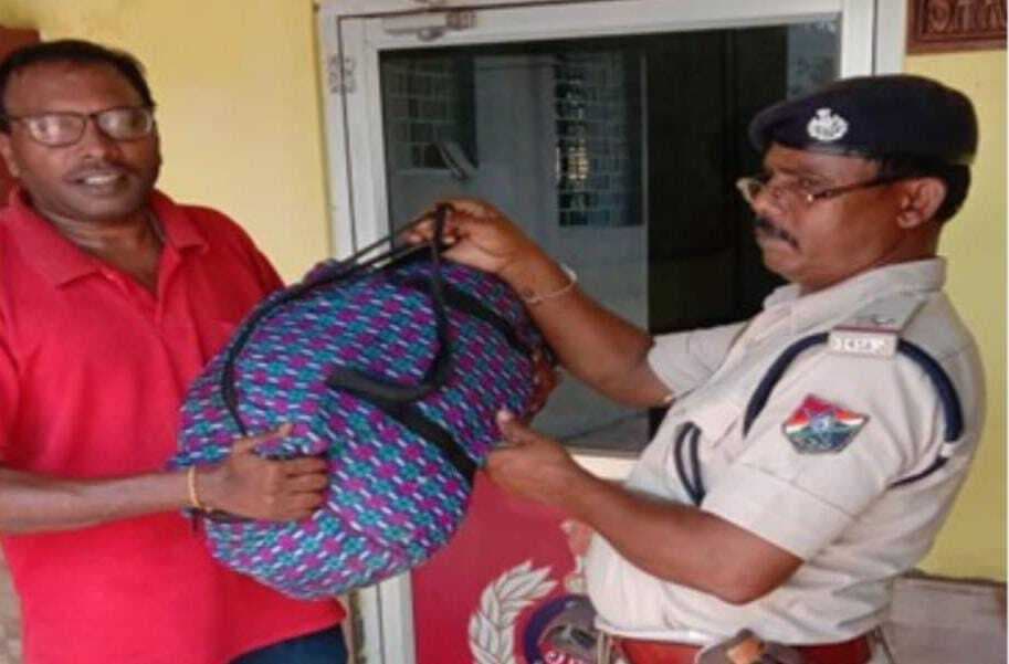 रेल सुरक्षा बल ने ऑपरेशन अमानत के तहत छूटे हुए बैग किया बरामद