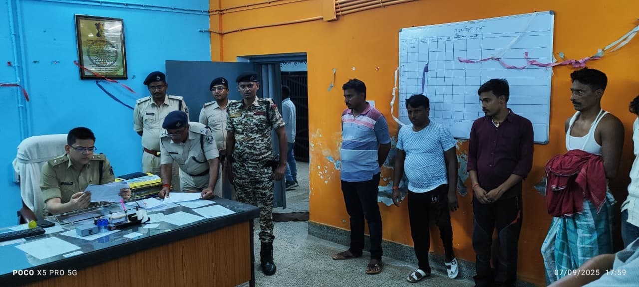 आगामी विस चुनाव को ले थानों में कराया गया आर्म्स एक्ट के अभियुक्तों का परेड