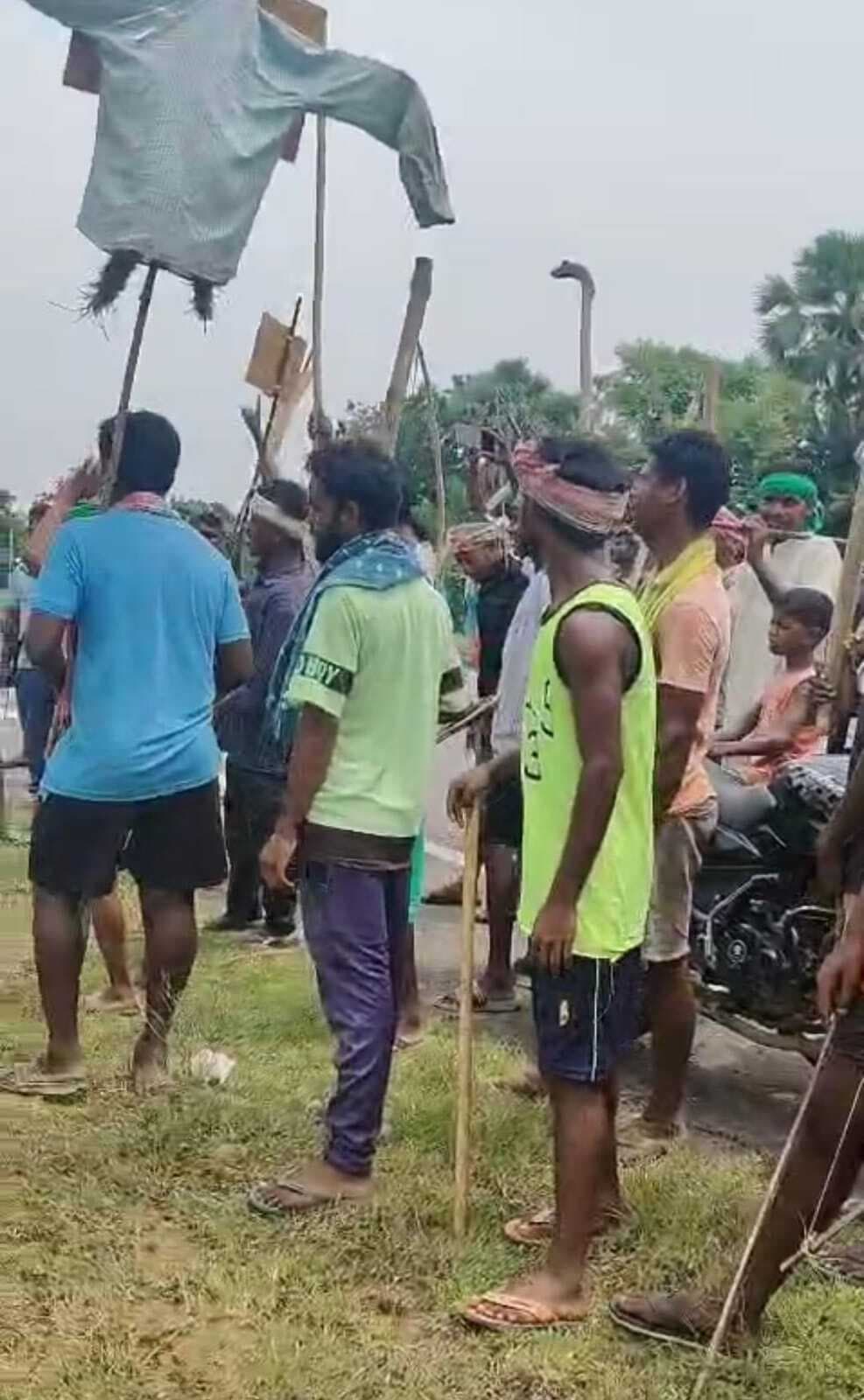 गलत तरीके से जमीन खरीदने का आरोप लगाकर ग्रामीणों ने सांसद का जलाया पुतला