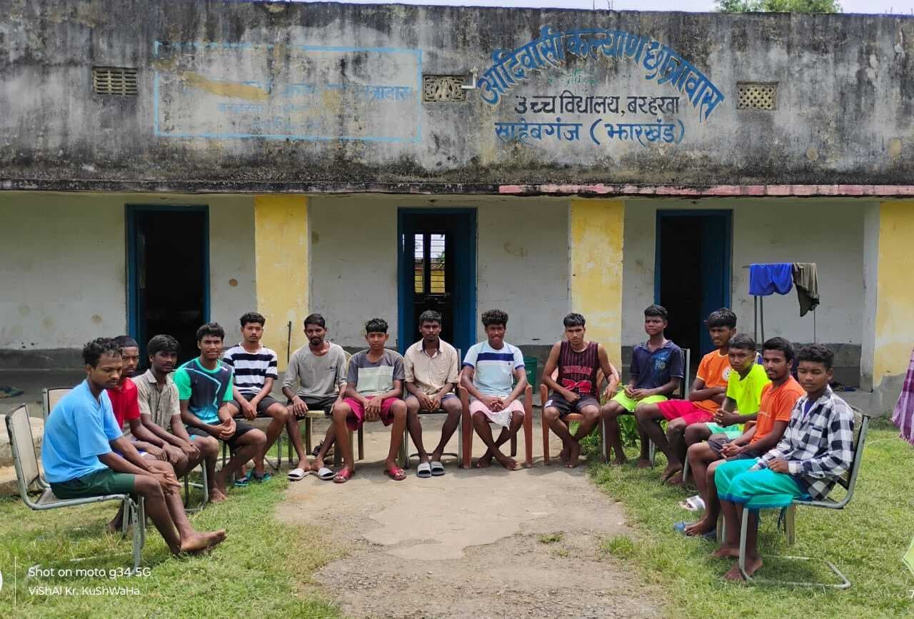 आदिवासी कल्याण छात्रावास का भवन जर्जर, डर के साये में पढ़ाई कर रहे 30 छात्र