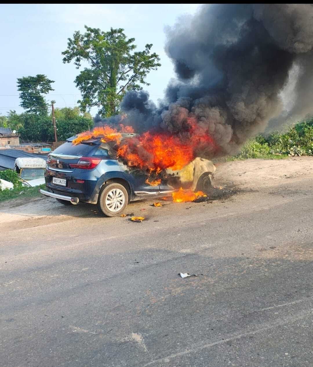 hajipur news. तेरसिया मोड़ के पास चलती कार में लगी आग, चालक ने कूद कर बचायी जान