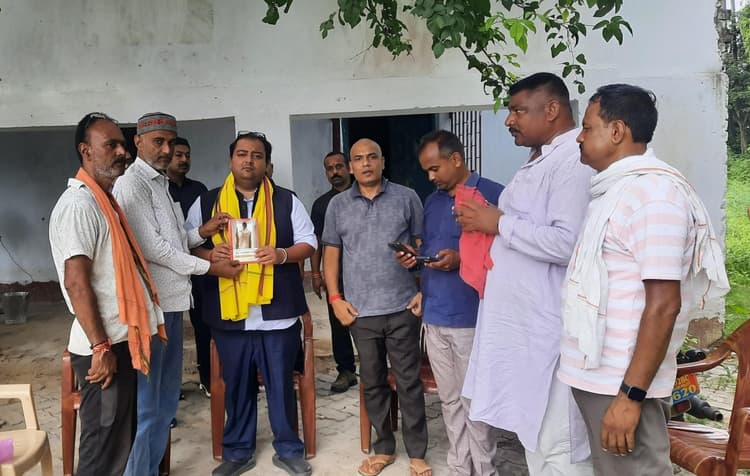 उद्योगपति आनंद वर्धन पहुंचे ऐतिहासिक नेयामतपुर आश्रम