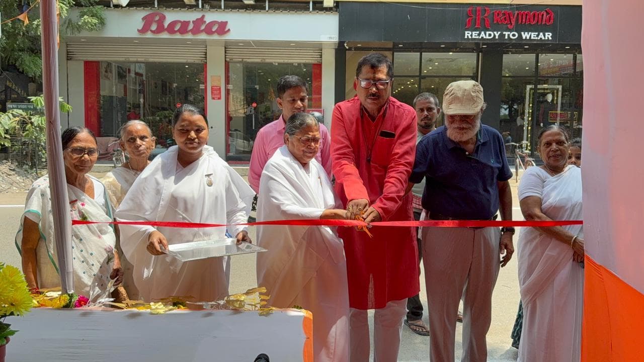 नि:शुल्क पेयजल सह आध्यात्मिक चित्र प्रदर्शनी का उद्घाटन