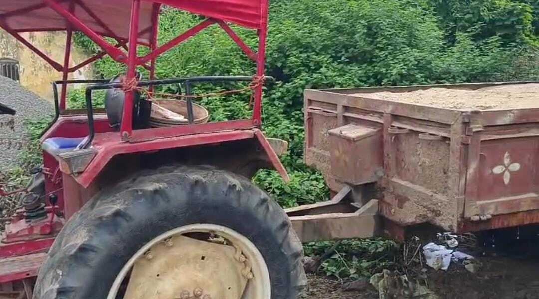 पुलिस ने स्टेशन रोड से अवैध बालू लोड ट्रैक्टर किया जब्त