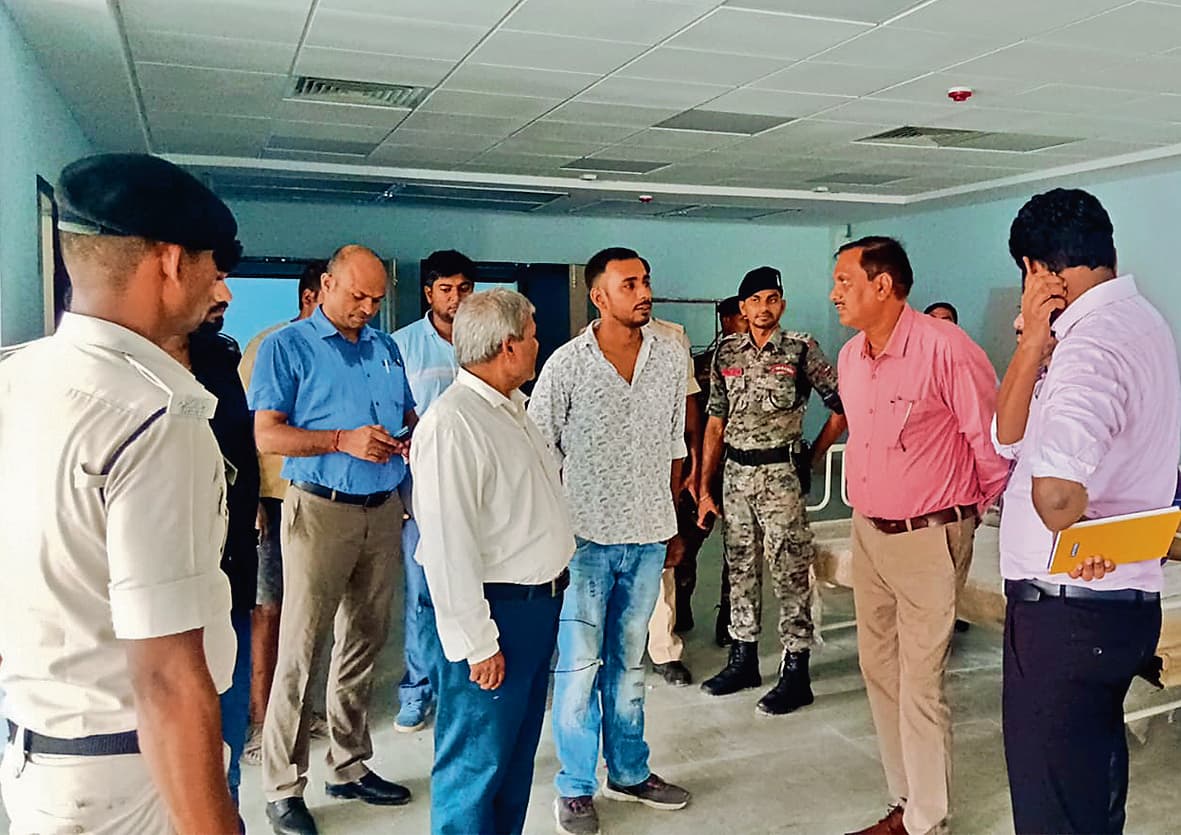 Gopalganj News : सदर अस्पताल के निर्माणाधीन भवन के निर्माण कार्य को डीएम ने परखा, तत्काल पूरा कराने का आदेश