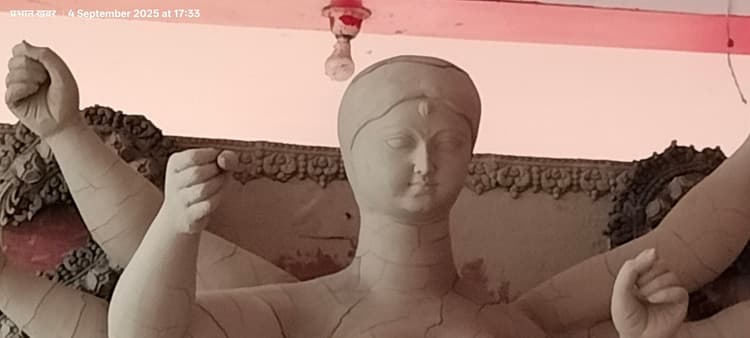 Giridih News: क्षेत्र के दुर्गा मंदिरों में बनने लगी मां की प्रतिमा