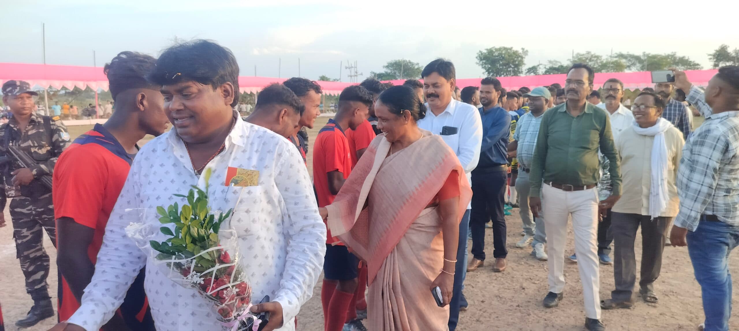 Seraikela Kharsawan News : ग्रामीण क्षेत्र में प्रतिभाओं की कमी नहीं : सांसद