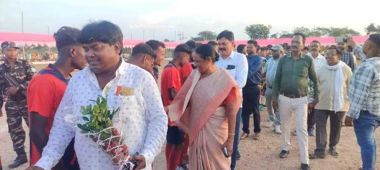 Seraikela Kharsawan News : ग्रामीण क्षेत्र में प्रतिभाओं की कमी नहीं : सांसद