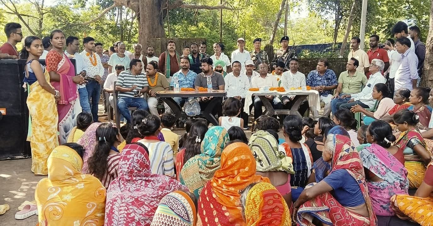 East Singhbhum News : ग्रामीणों की समस्याओं से अवगत हुए सोमेश सोरेन