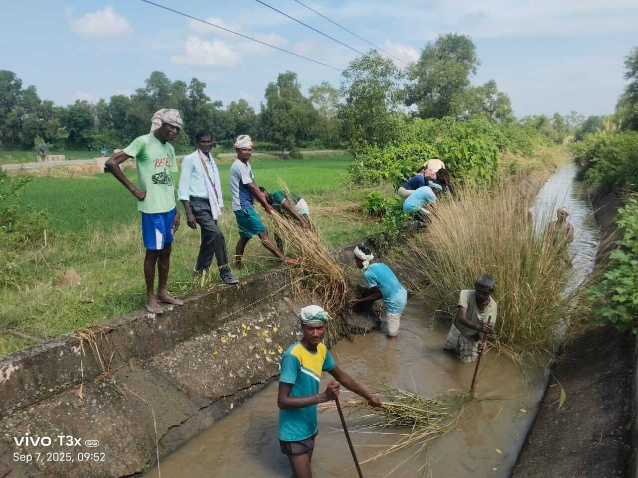 East Singhbhum News : कालाझोर और लोवागोड़ा के किसानों ने श्रमदान से खेतों तक पहुंचाया नहर का पानी
