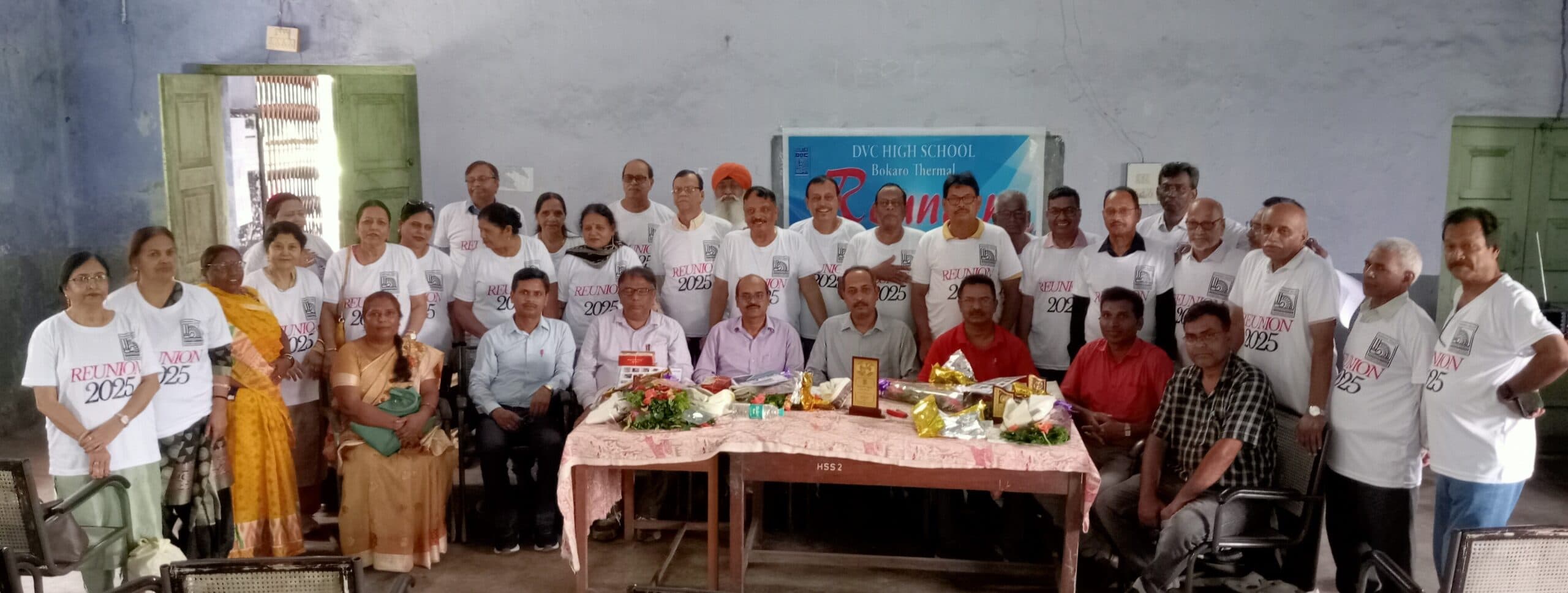 Bokaro News : 51 साल बाद मिले स्कूल के दिनों के दोस्त, हुए भावुक