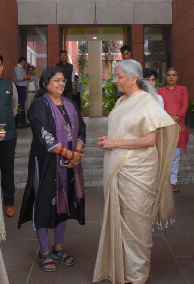 Giridih News: भाजपा जिला मंत्री शालिनी ने की वित्त मंत्री निर्मला सीतारमण से मुलाकात