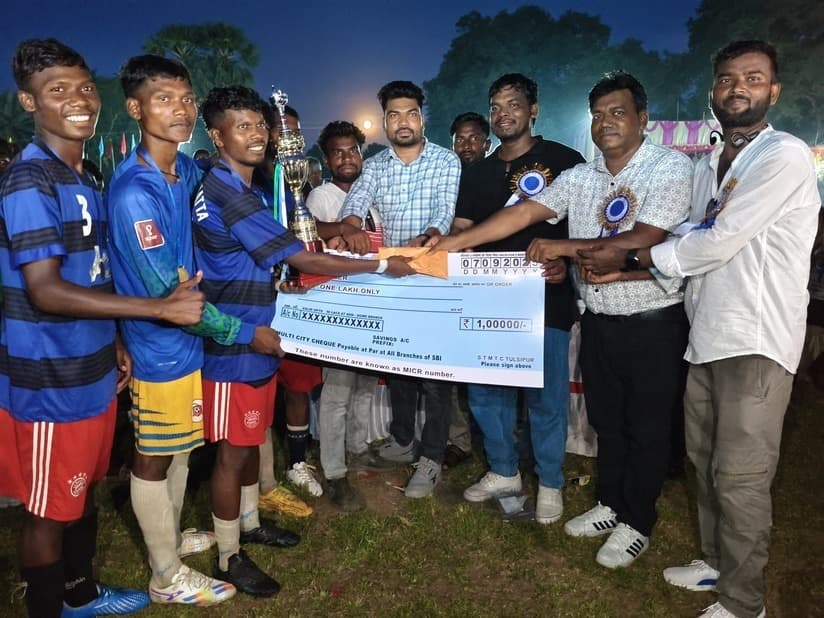 तुलसीपुर फुटबॉल प्रतियोगिता में हाट डुमरिया बना चैंपियन