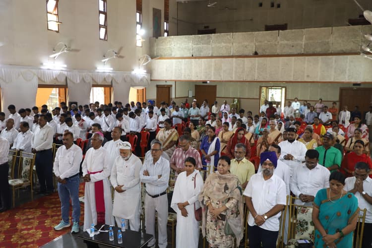 Jamshedpur News : नि:स्वार्थ प्रेम व सहयोग के लिए संकीर्णता से ऊपर उठने की है जरूरत : बिशप