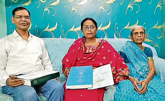 Dhanbad News : मां–बेटी ने एक साथ हासिल की पीएचडी की डिग्री