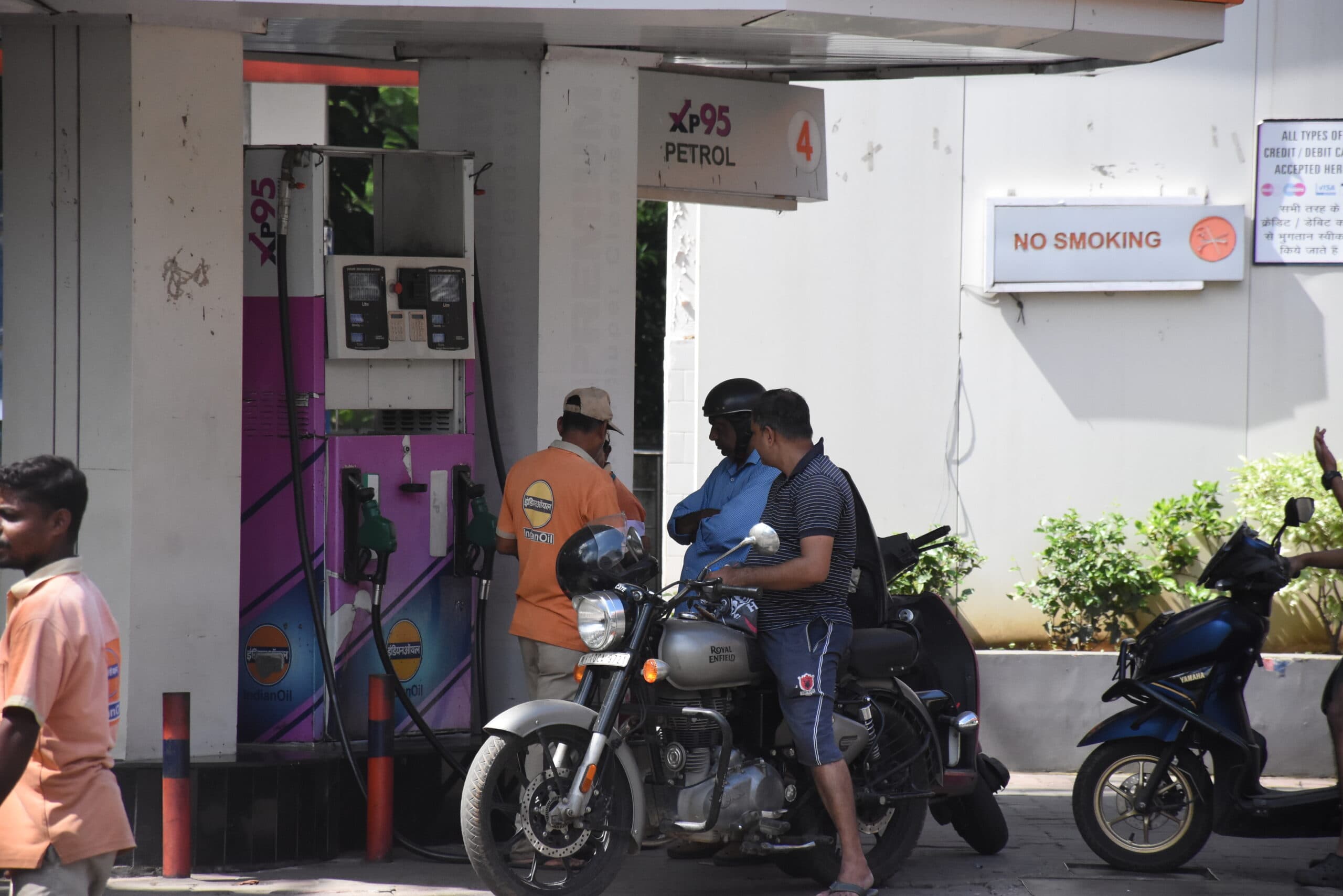 Dhanbad News : पेट्रोल देने से मना करने पर महिला पंपकर्मी से मारपीट