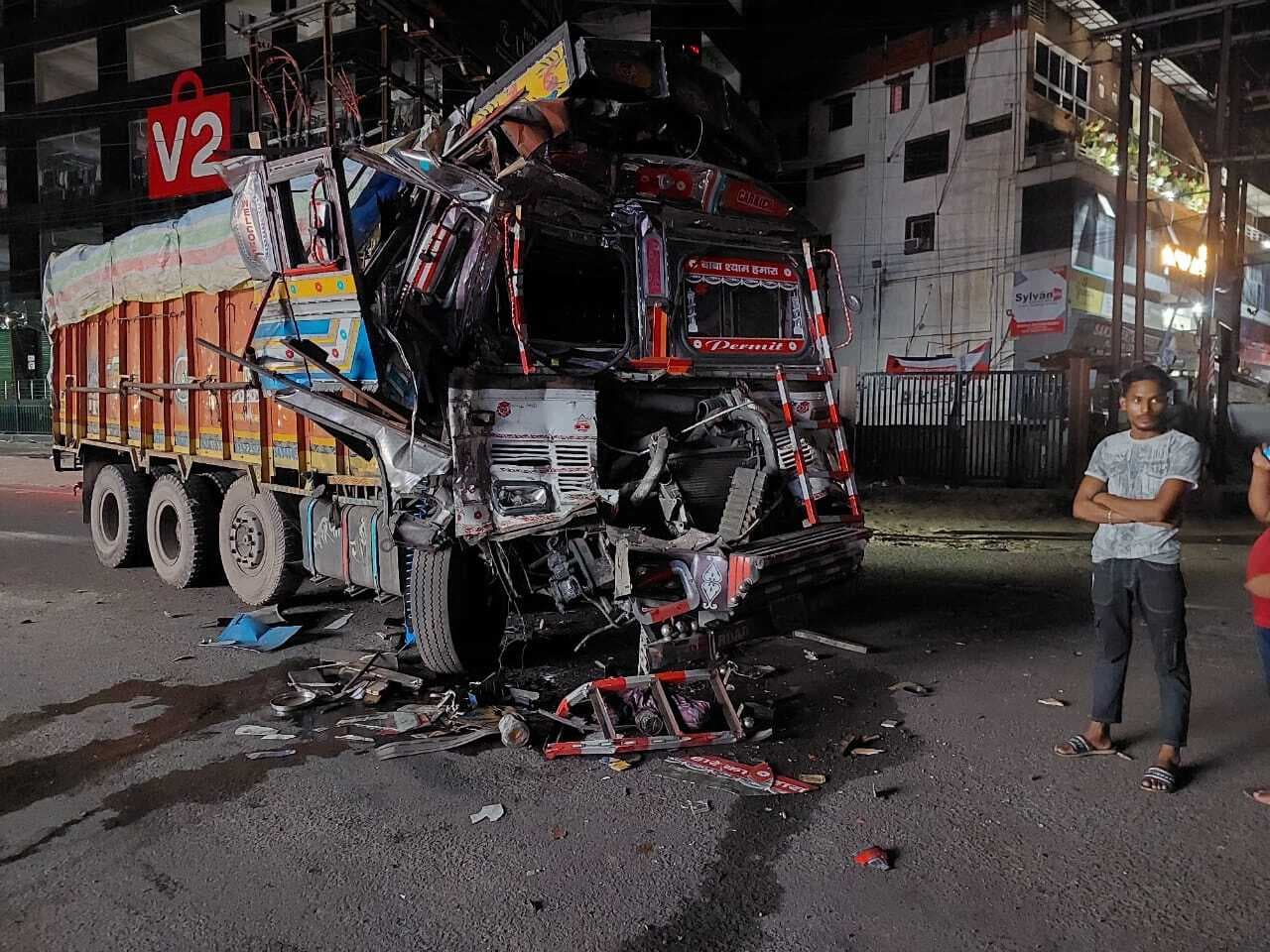 Dhanbad News : आगे चल रहे ट्रक से टकराया दूसरा ट्रक, चालक गंभीर