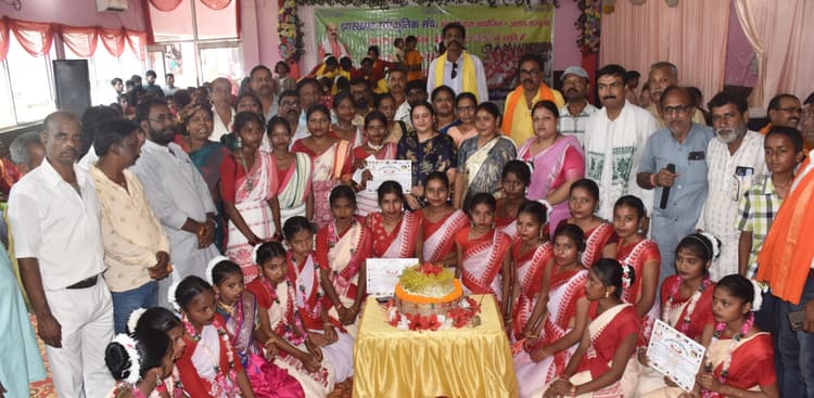 Bokaro News : राजेंद्र महतो स्मृति करम जावा परब महोत्सव में नृत्य से बांधा समां