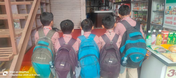 नौनिहालों के नाजुक कंधों पर भारी पड़ रहा स्कूल बैग का बोझ